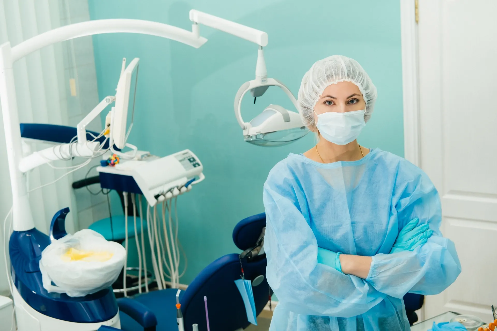 a-female-dentist-wearing-a-medical-mask-and-rubber-2026-01-09-07-05-17-utc-6960e64224417